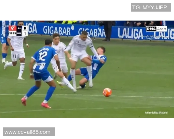 姆巴佩场边怒斥裁判四官要求专注比赛不应分心他人